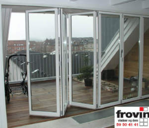 Foldedør til altan med moderne glasdesign