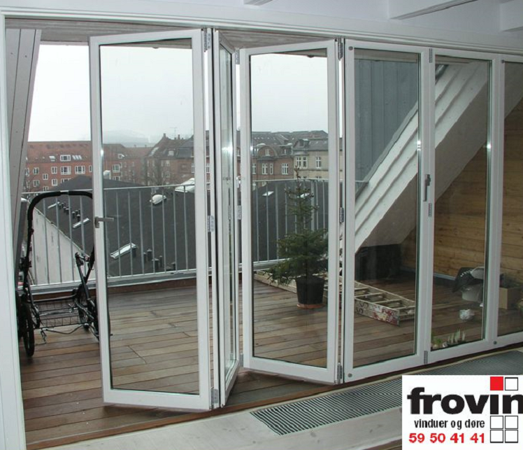 Foldedør til altan med moderne glasdesign