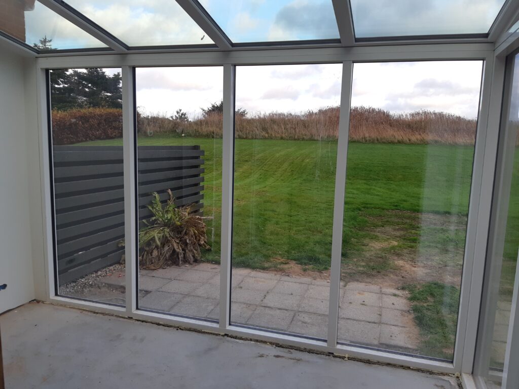 Udsigt fra udestue mod grøn have