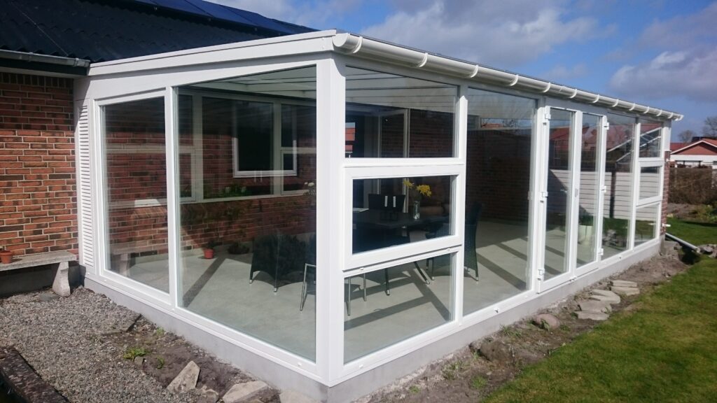 Moderne udestue med store glasvinduer