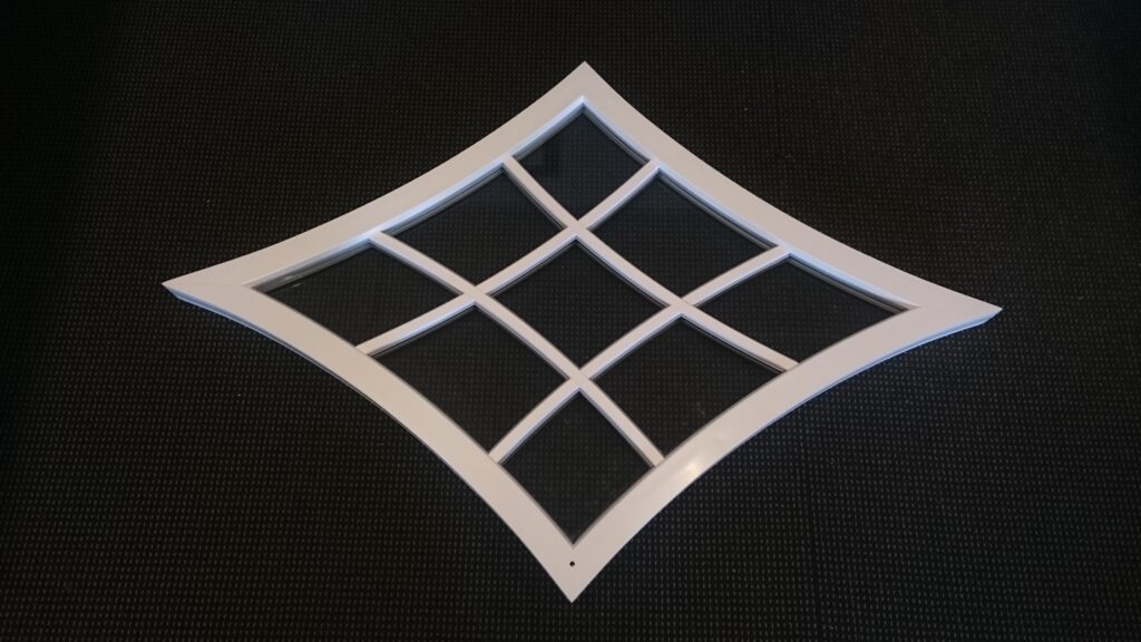 Hvid diamantformet vinduesramme på sort baggrund