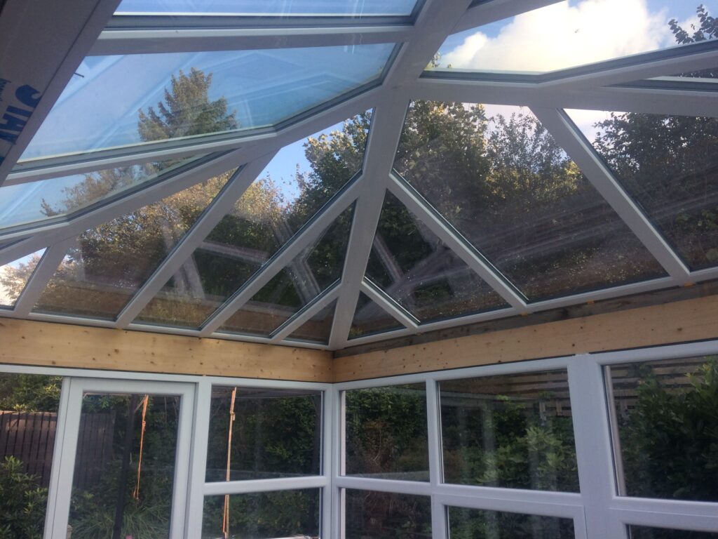 Glasudestue med moderne tagvinduer og træramme